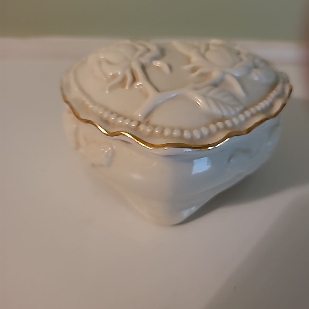 Porcelain Heart Box - Picture 7 of 8